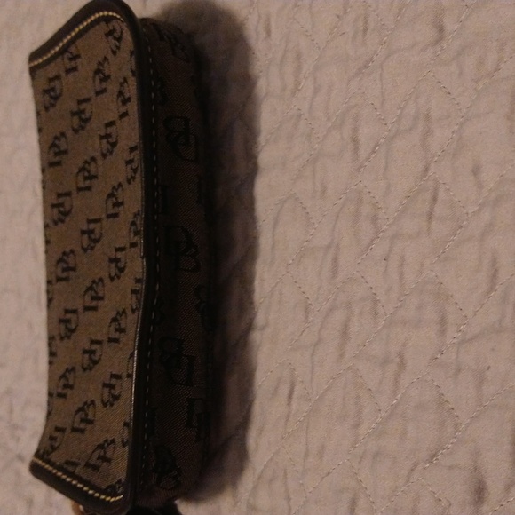 Vintage Dooney & Bourke Signature Black Wristlet. Tan inside. - Picture 6 of 12